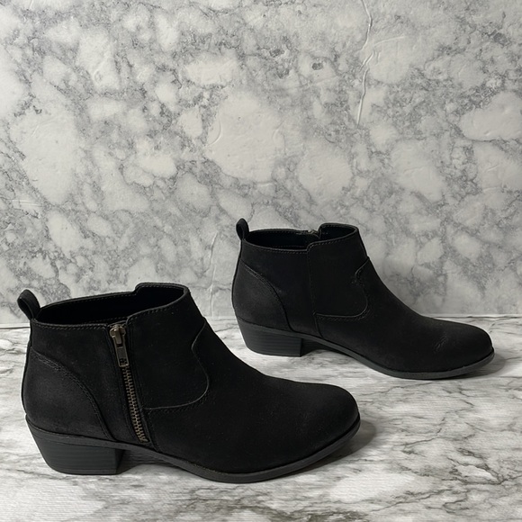 Austin trading Co., black booties. - Picture 5 of 13